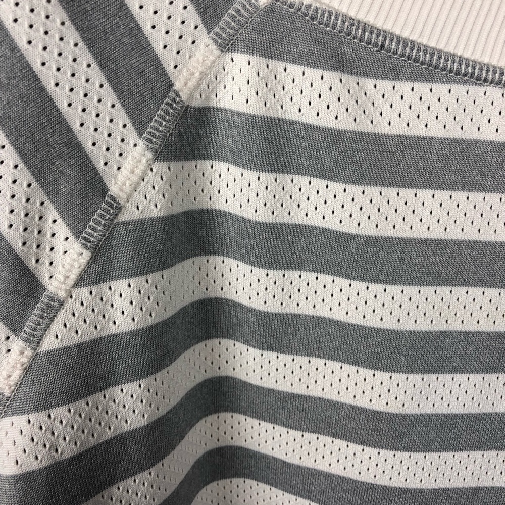 Xersion top. - Picture 4 of 6